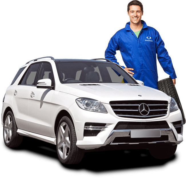 Un homme se tient à côté d'une voiture blanche. L'image met en évidence divers aspects du véhicule, notamment ses roues, son capot et des éléments de design tels que les phares et la calandre. La voiture semble être un modèle de luxe de marques telles que Mercedes-Benz.